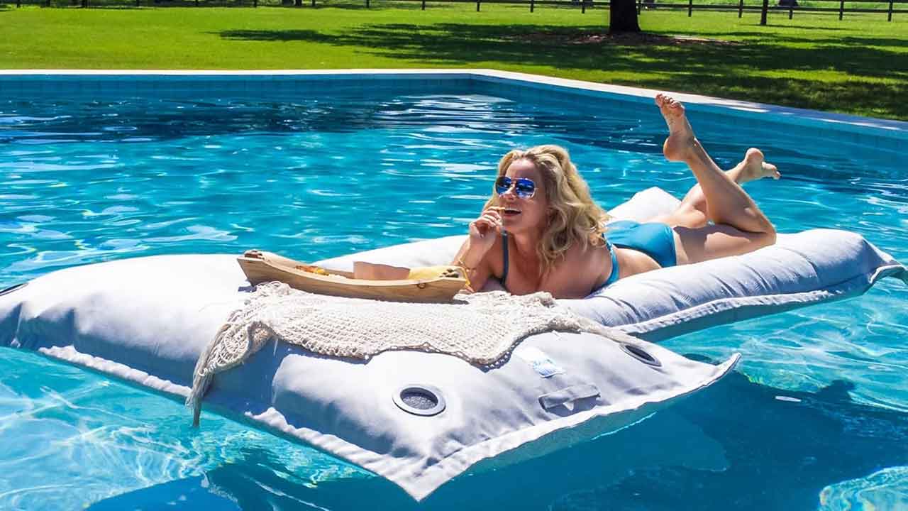 How to choose a swimming pool floating bed? Best tips for relaxing pool days!